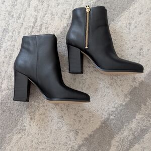 BNIB - Michael Kors Britt Black Leather Block Heel Ankle Boots w Gold Zipper - 8